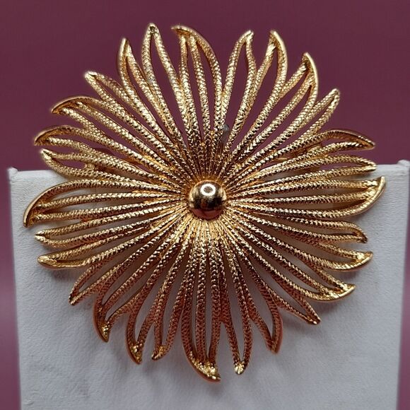 Vintage MONET Signed Gold Plated Flower Brooch Pin, 2 Inches, 1950s - Picture 8 of 10